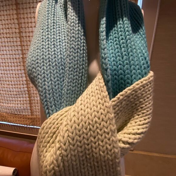Tri color blue and cream knit scarf from the GAP - Picture 2 of 3